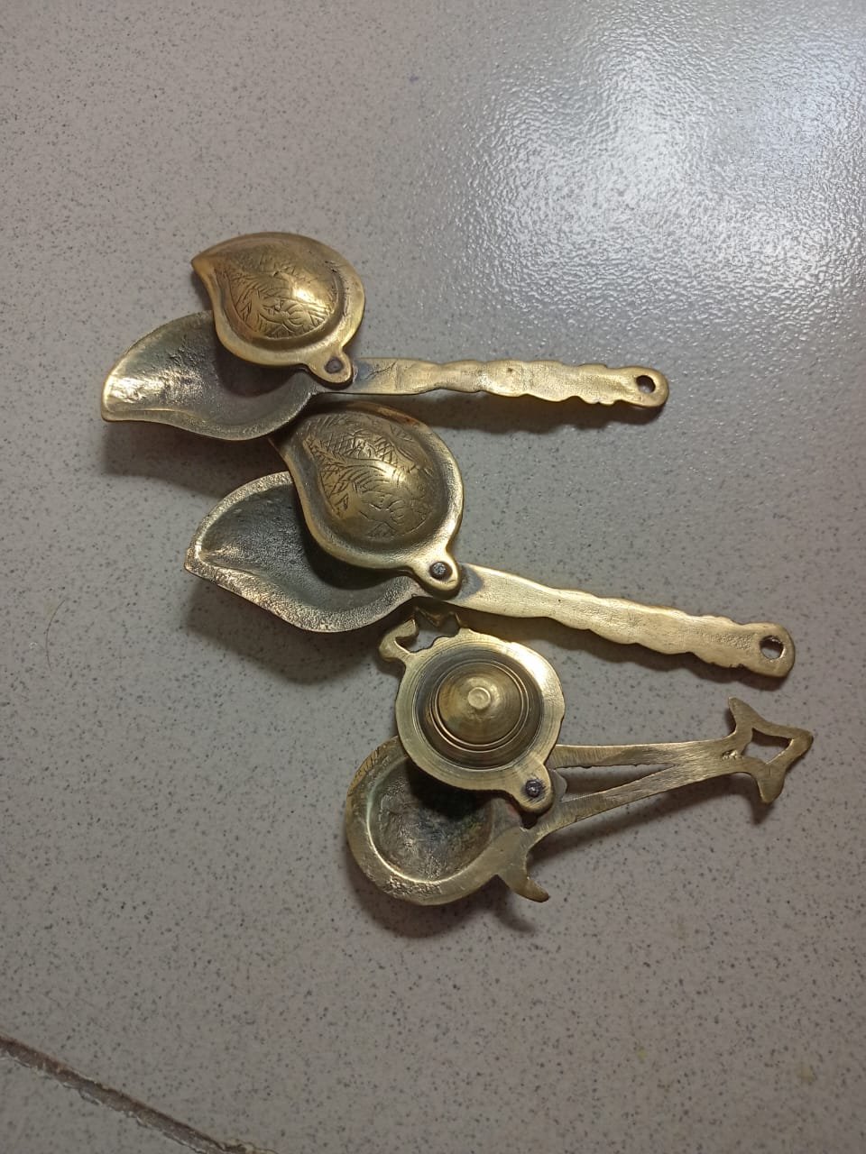 পিতল দিয়ে তৈরি কাজলদানী