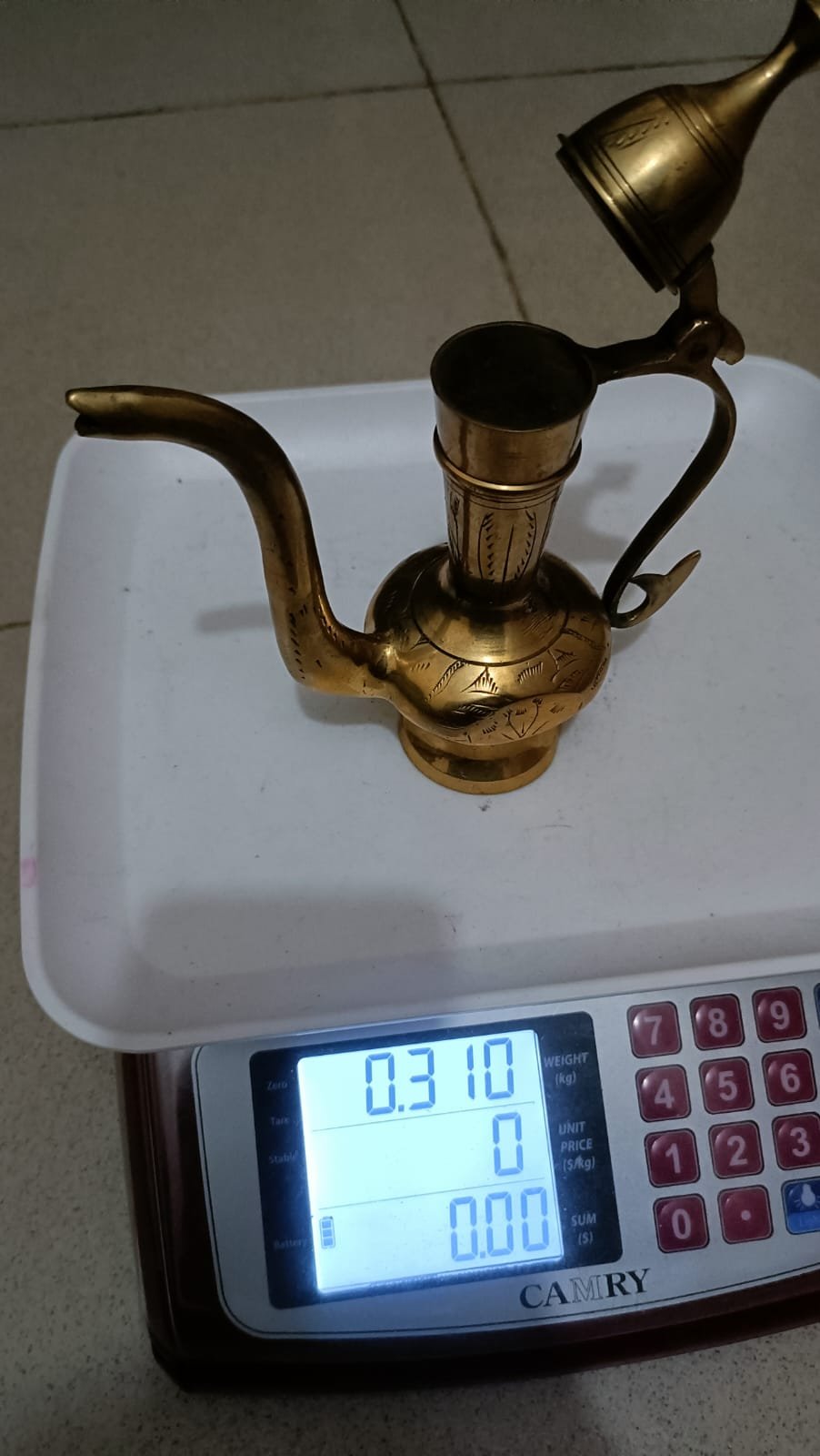 একটি ভিনটেজ বা অ্যান্টিক পিতলের আফতাবা