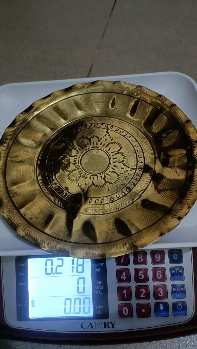 একটি পিতলের তৈরি, নকশা করা পূজার থালা