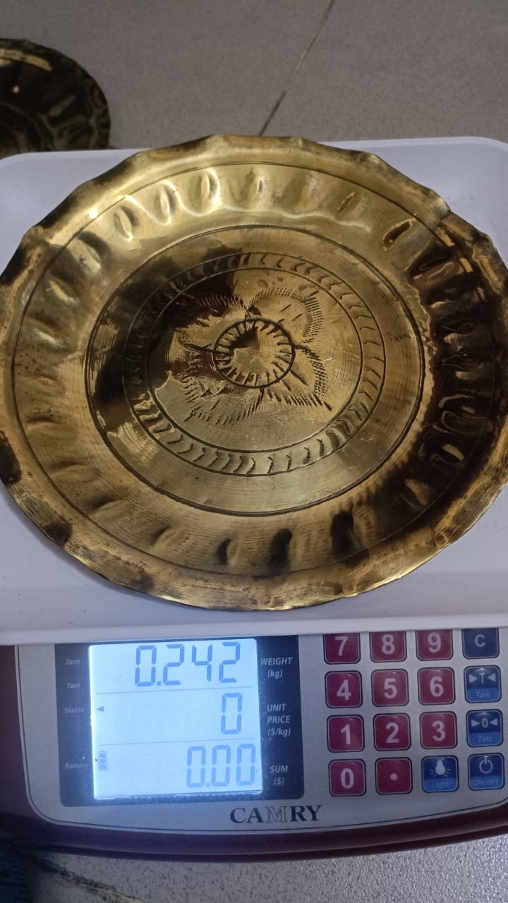 একটি পিতলের তৈরি নকশা করা পূজার থালা