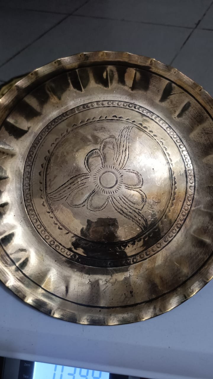 একটি পিতলের তৈরি, নকশা করা পূজার থালা