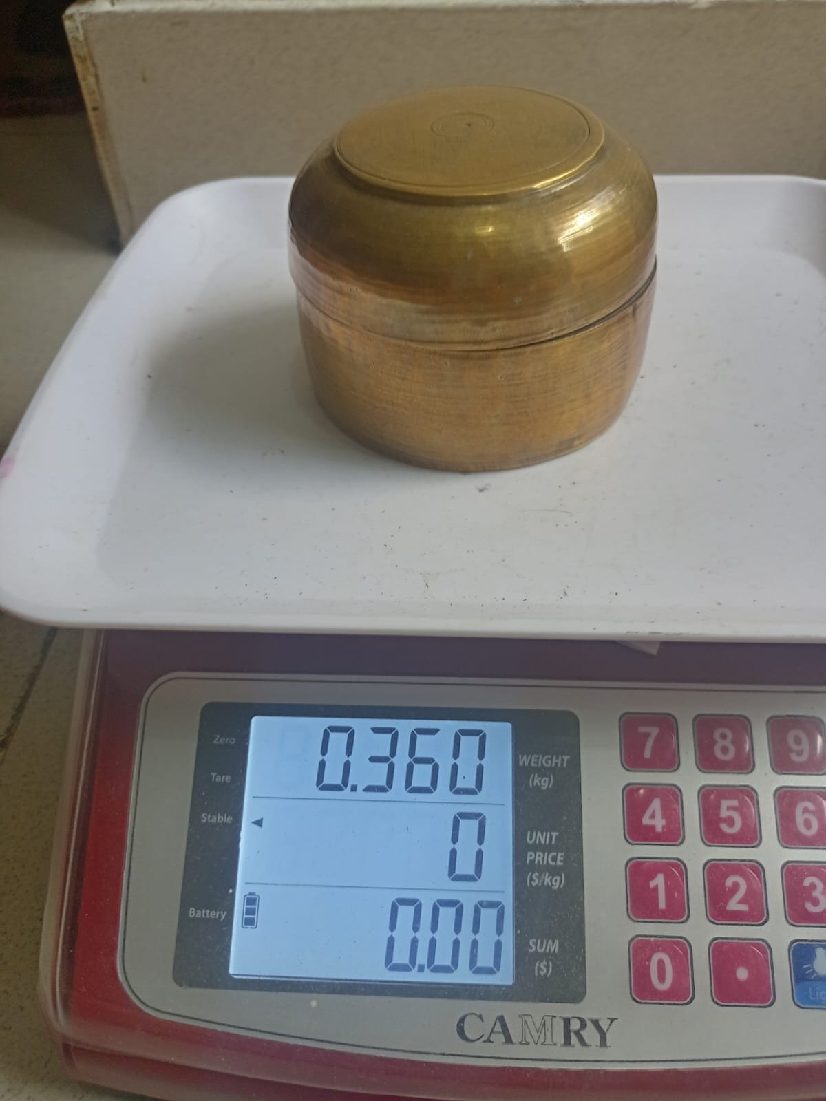 একটি পুরনো ভারতীয় পিতলের বাক্স