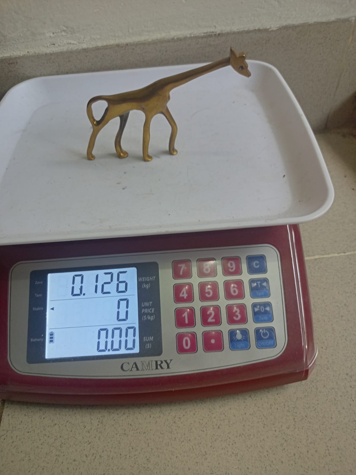 একটি ভিনটেজ পিতলের জিরাফের মূর্তি