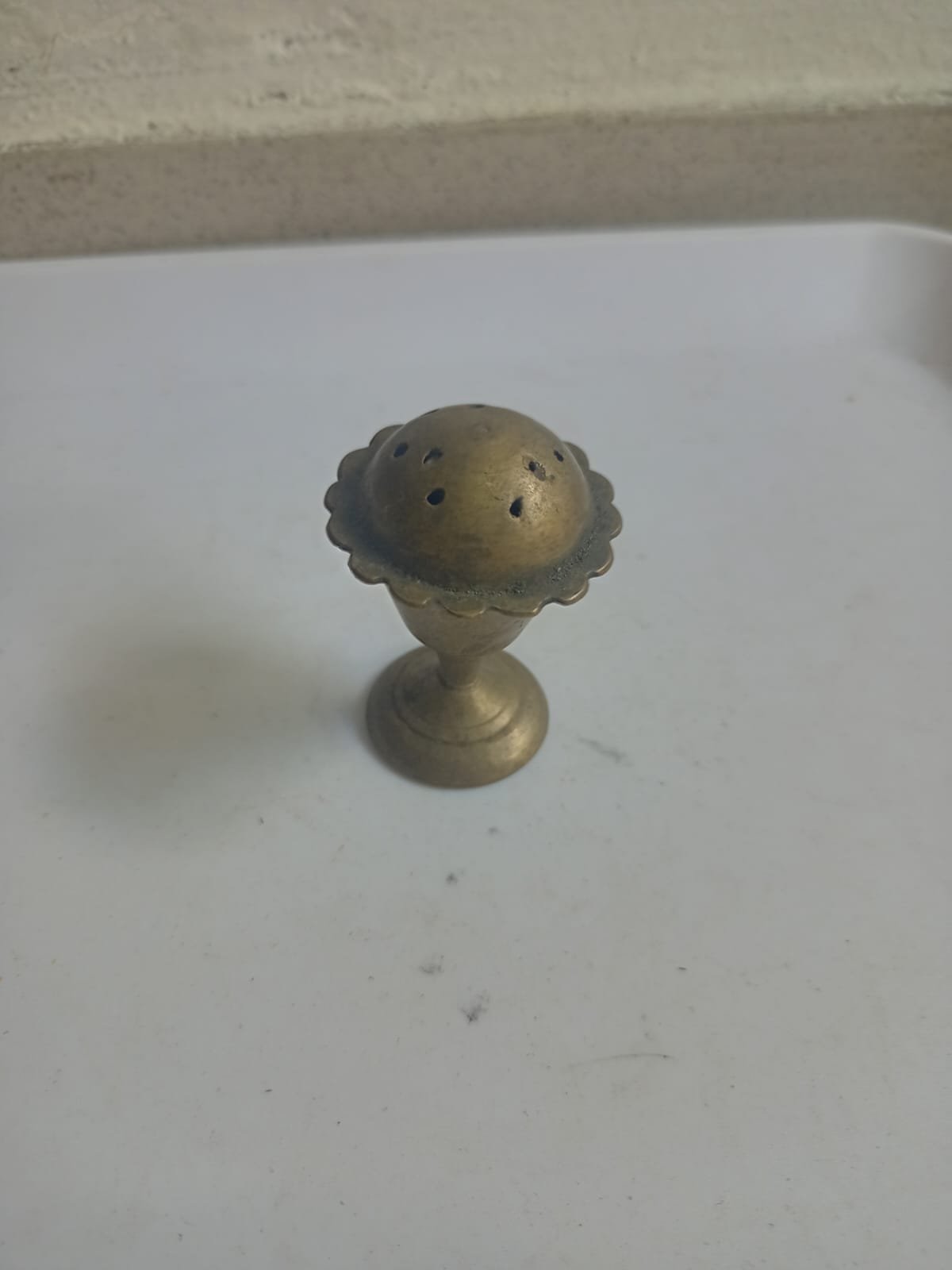 একটি পিতলের ধূপ জ্বালানোর যন্ত্র, যা ধূপধূনো নামেও পরিচিত