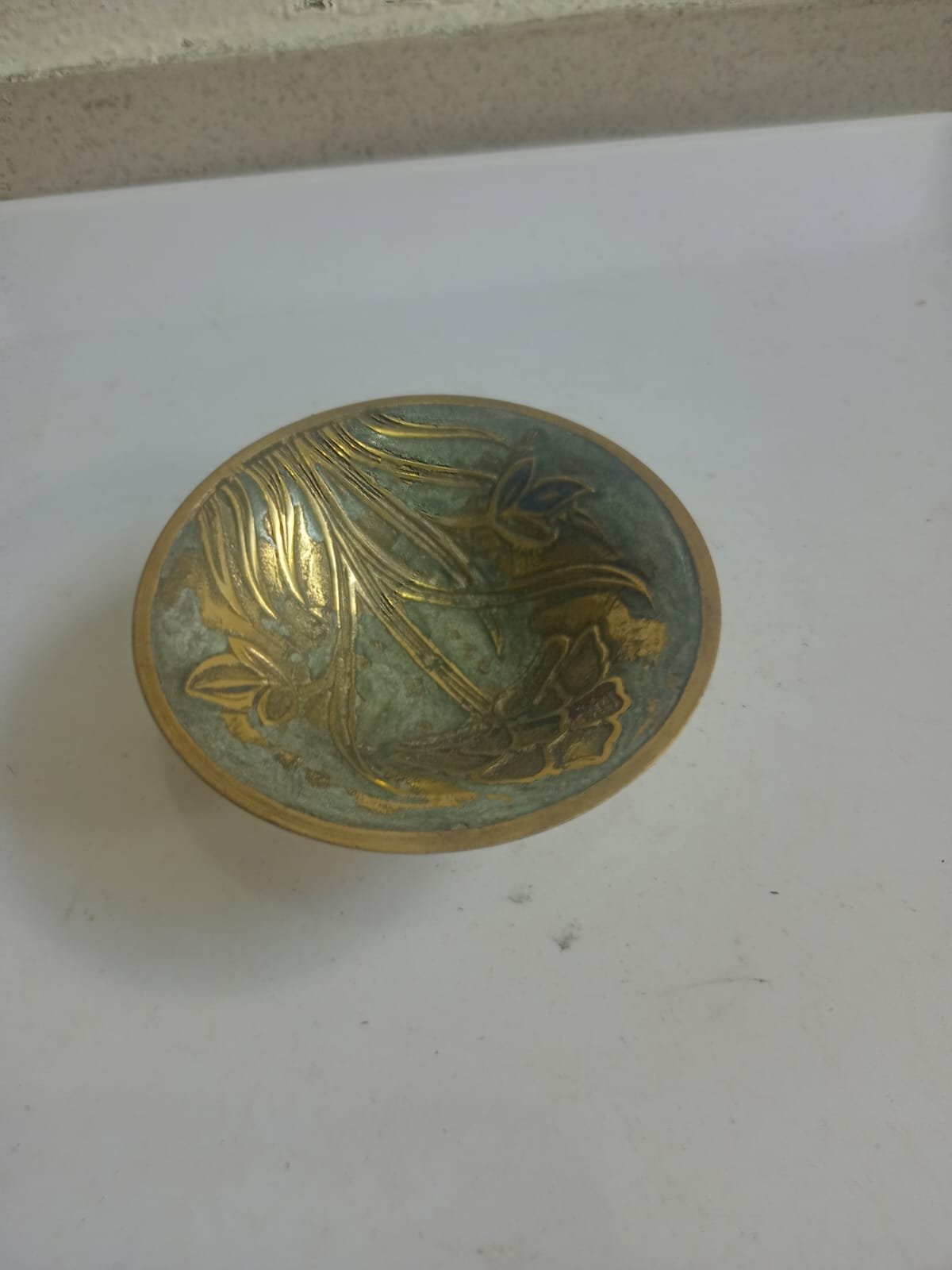 একটি ভিনটেজ পিতলের ফুলের বাটি