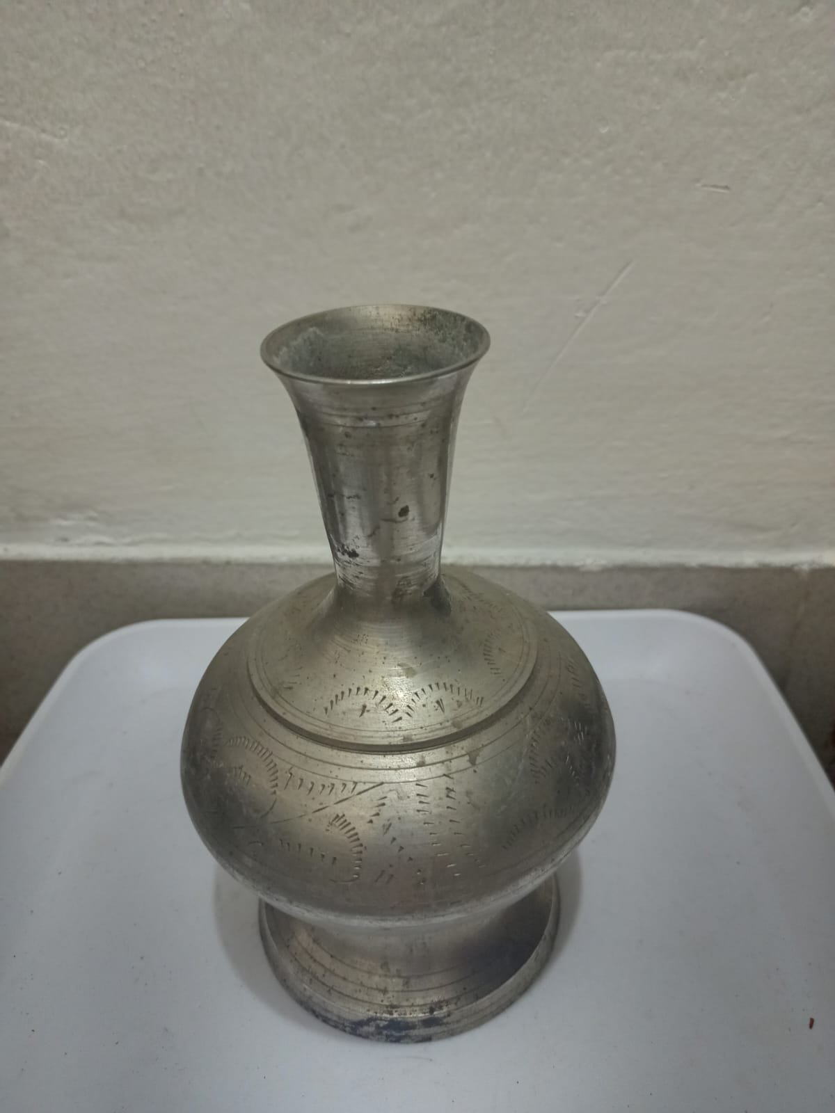 পুরাতন পিতলের  অনেক সুন্দর একটা ফুলদানী