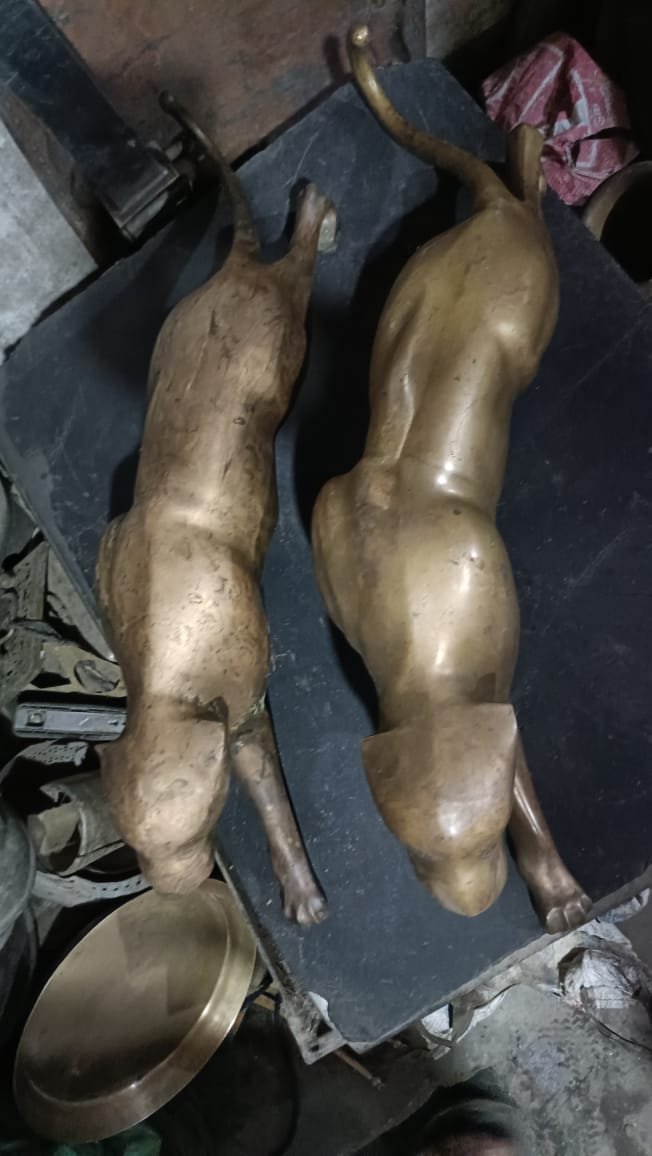 পিতলের বড় এক জোড়া বাঘ