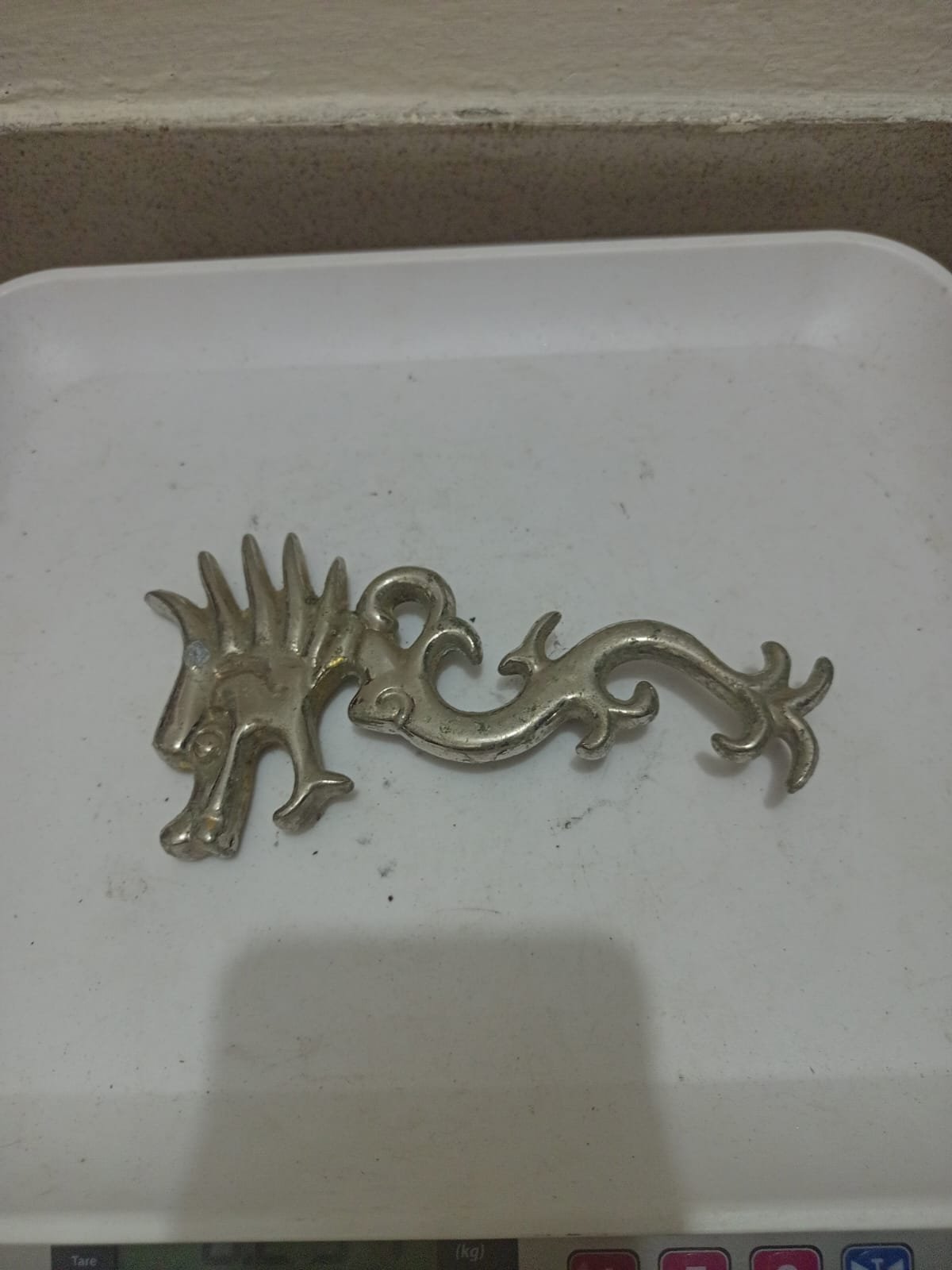 ধাতব অলঙ্কার বা ব্রোচ