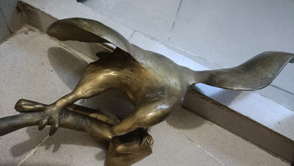 পিতলের ঈগল ভাস্কর্য