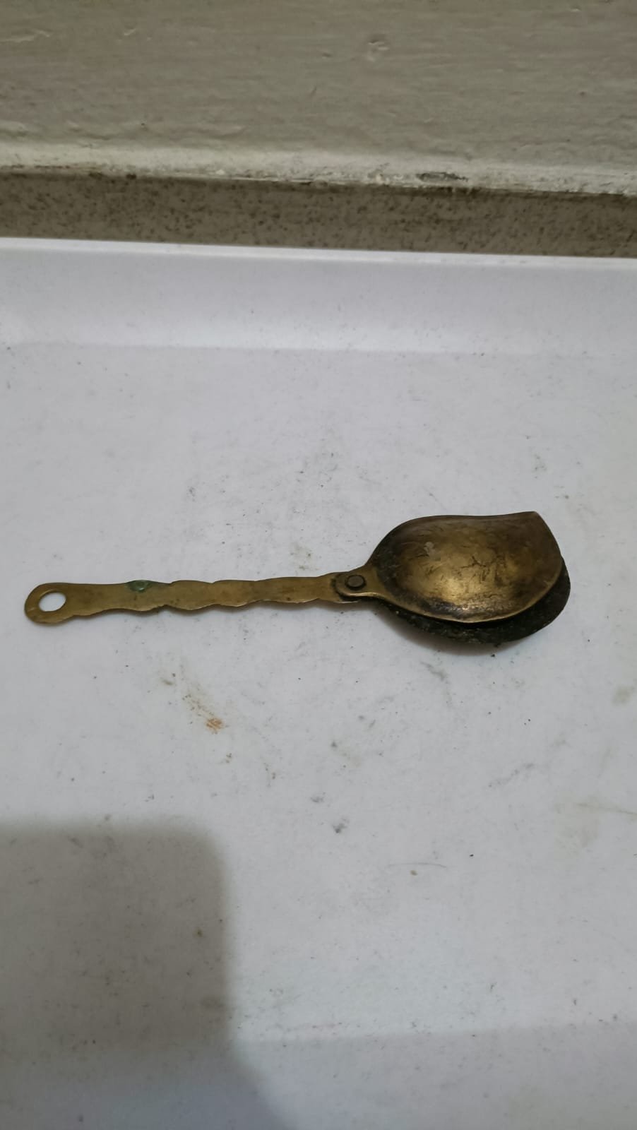 পিতল দিয়ে তৈরি কাজলদানী