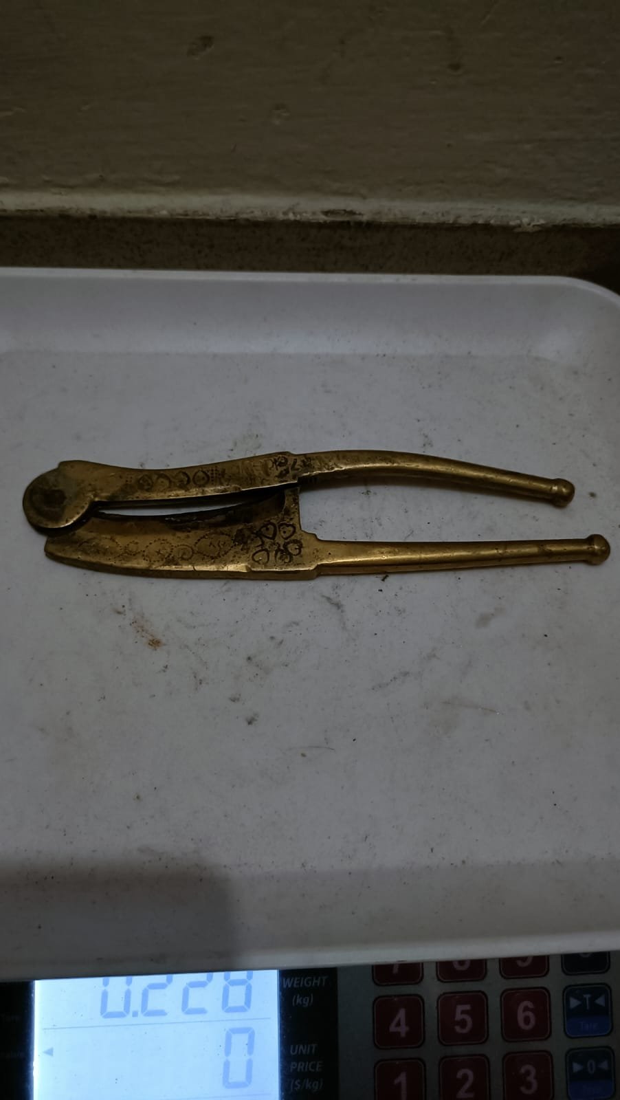 পিতলের তৈরি সুপারি কাটার যন্ত্র