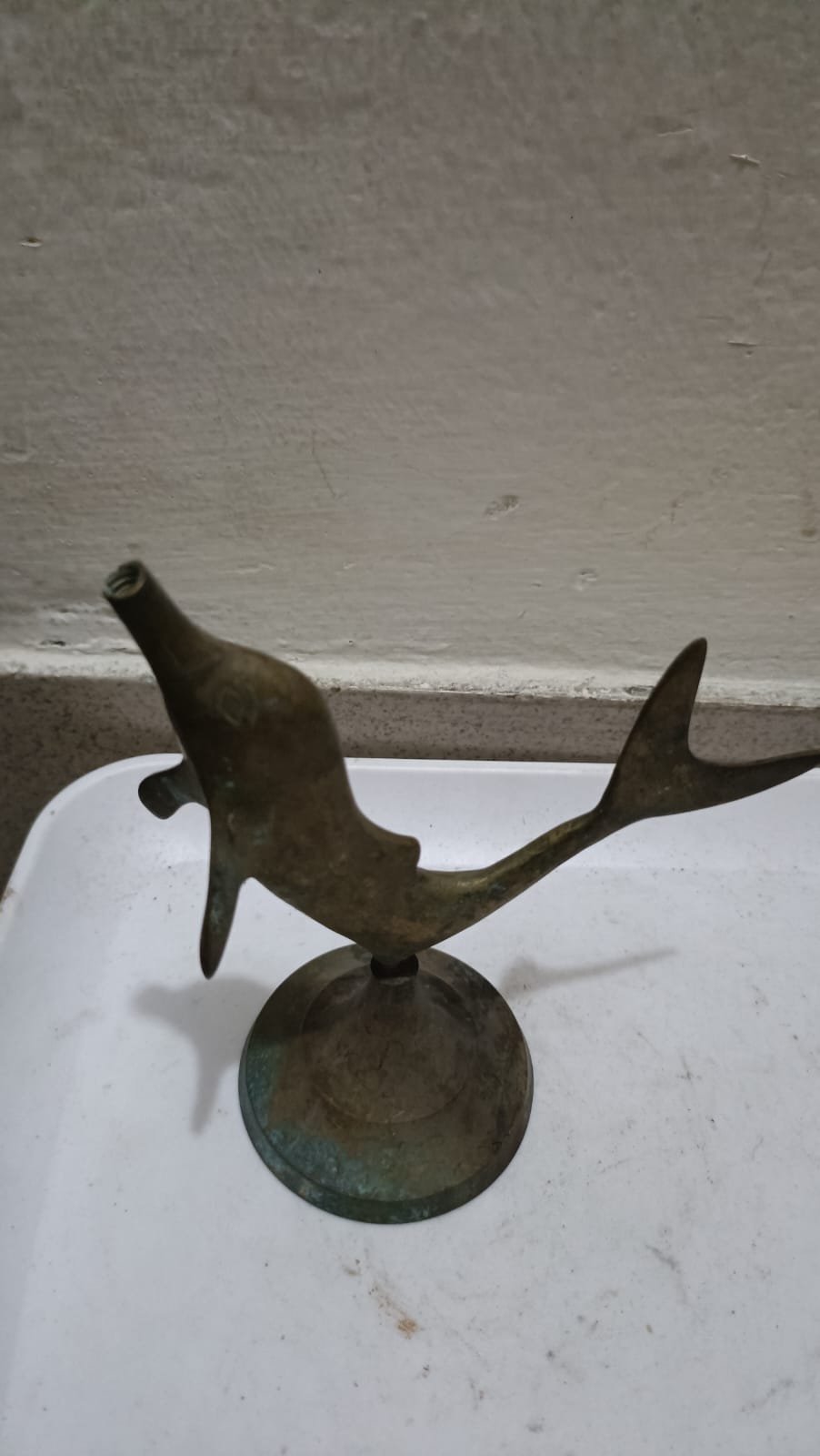পুরনো পিতলের ডলফিনের মূর্তি বা ভাস্কর্য