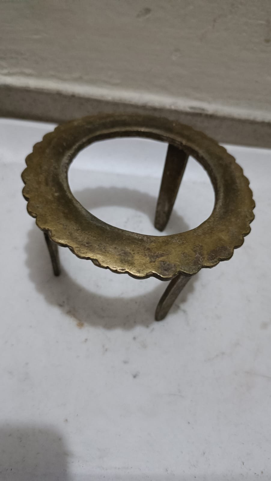 একটি ভিনটেজ বা অ্যান্টিক পিতলের পাত্রের স্ট্যান্ড