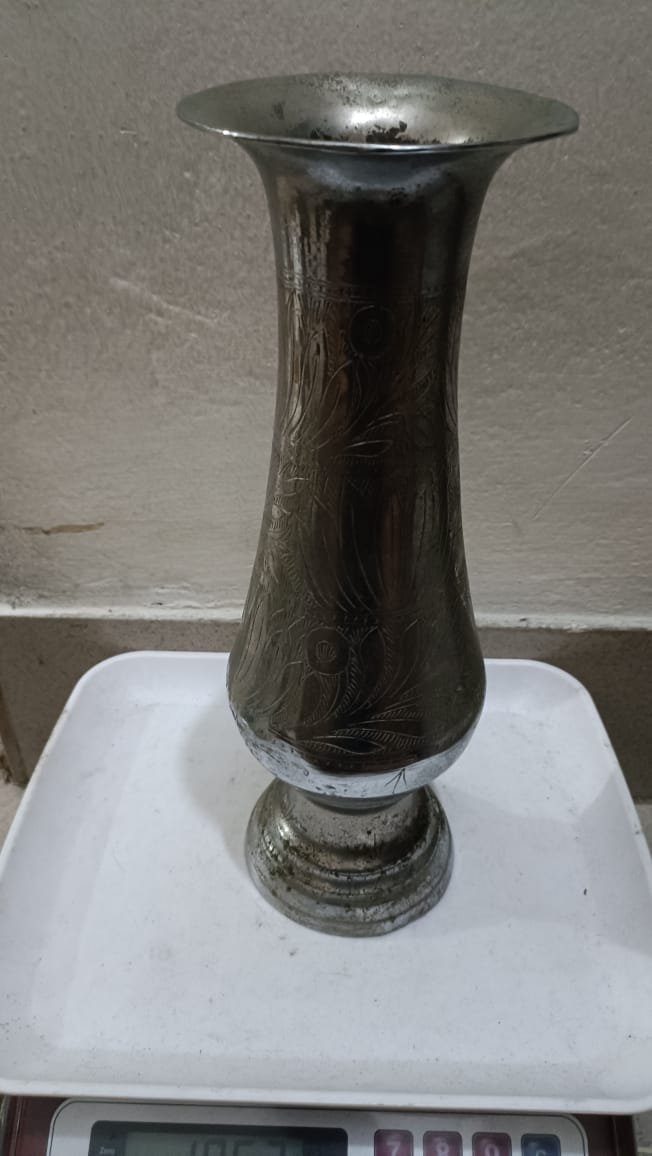 খোদাই করা ফুলের নকশা সহ একটি প্রাচীন বা ভিনটেজ পিতলের ফুলদানি