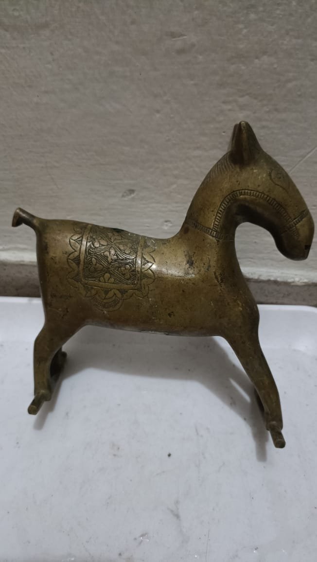 একটি পিতলের ঘোড়ার মূর্তি