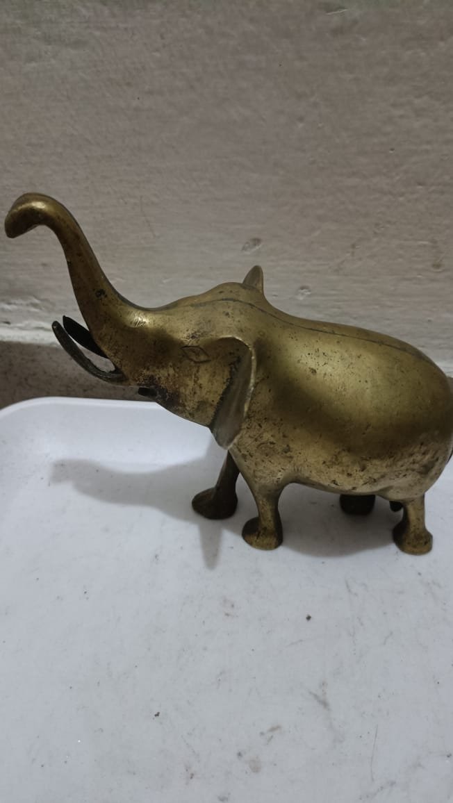 একটি পিতলের হাতির মূর্তি