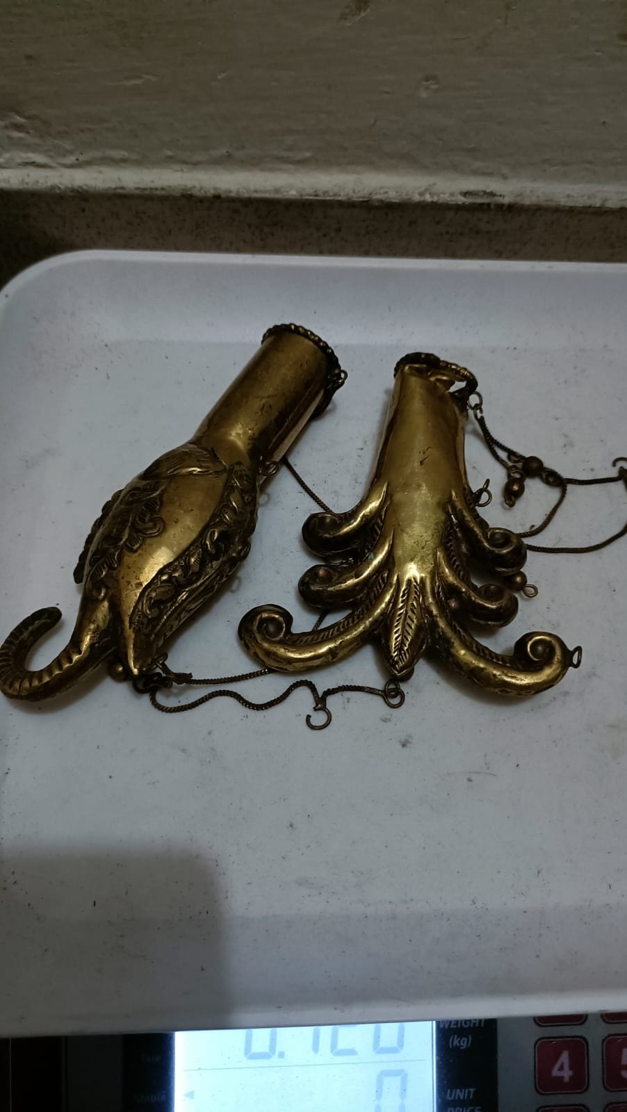 বাঁশির দুই পাশের অলংকার বা “বাঁশির মুখের আবরণ