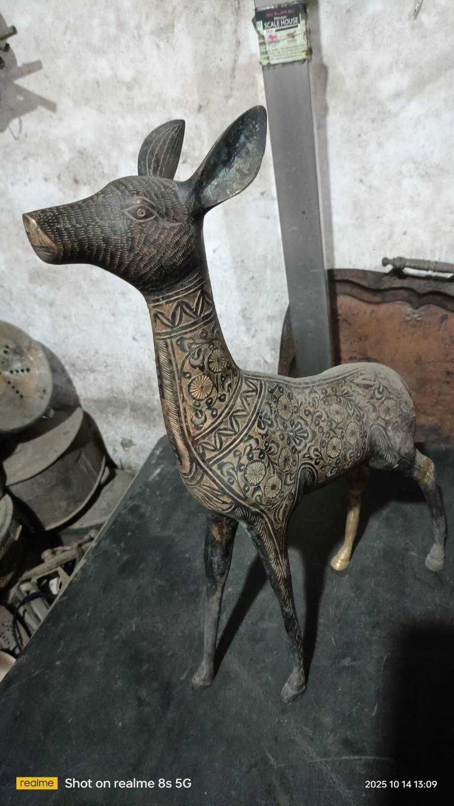 একটি প্রাচীন পিতলের হরিণের মূর্তি