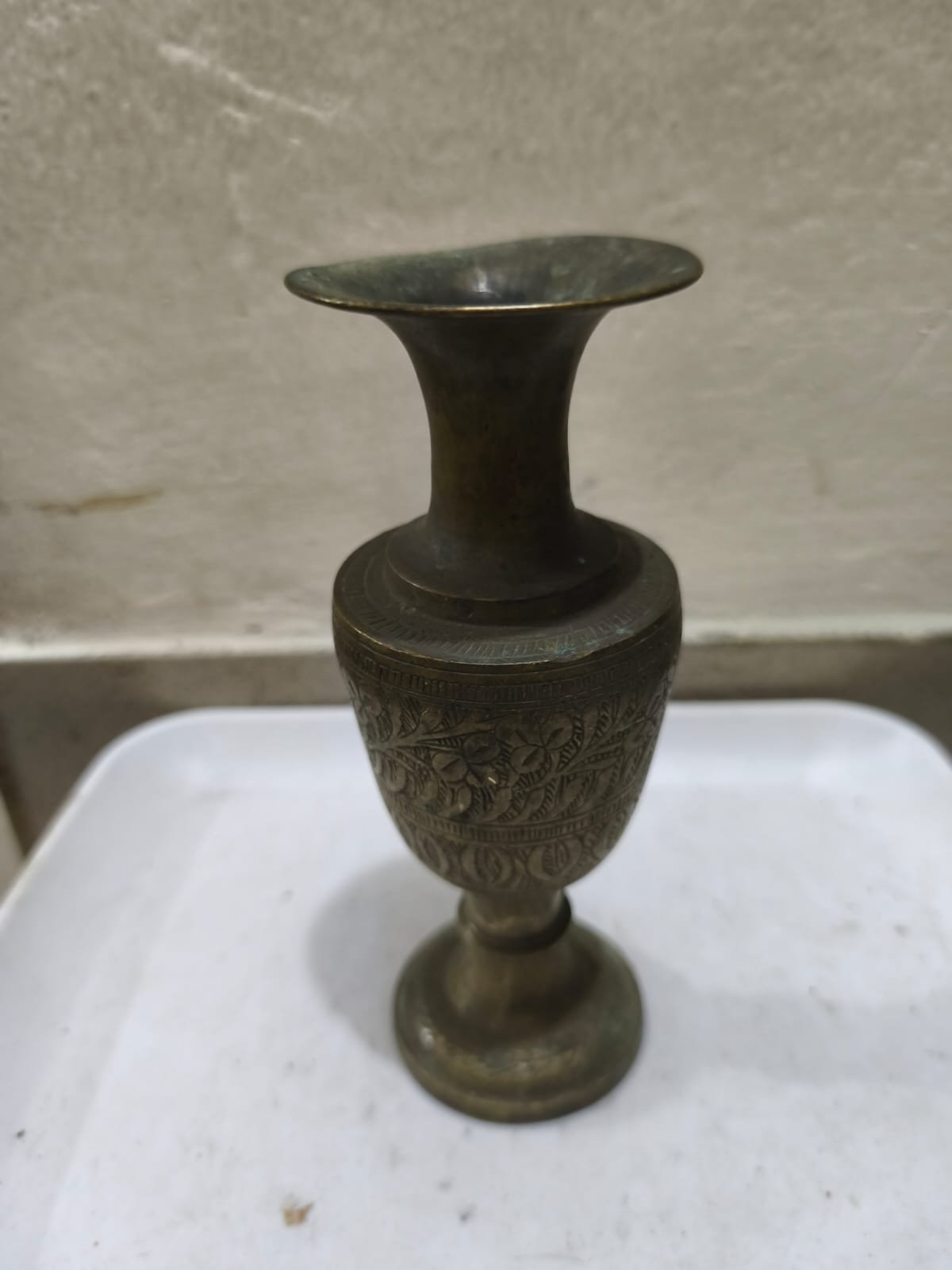 একটি প্রাচীন পিতলের ফুলদানি