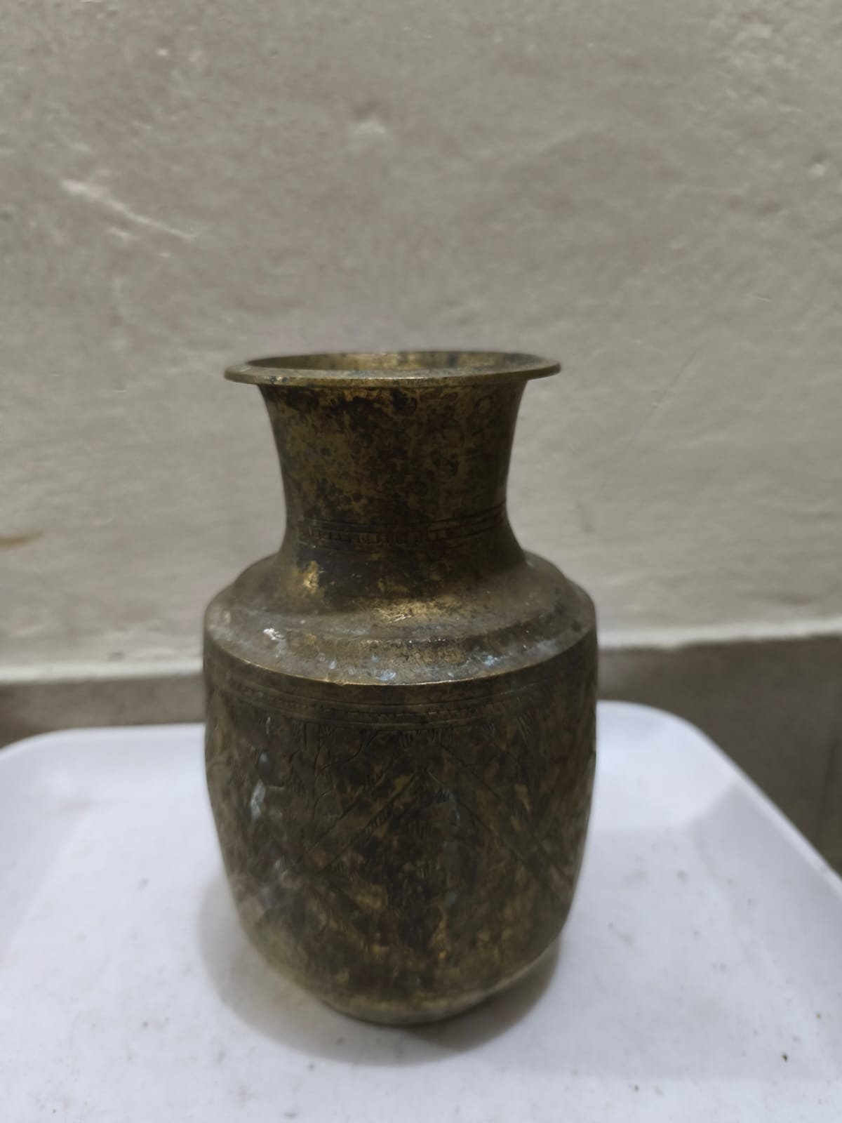 একটি প্রাচীন পিতলের ফুলদানি