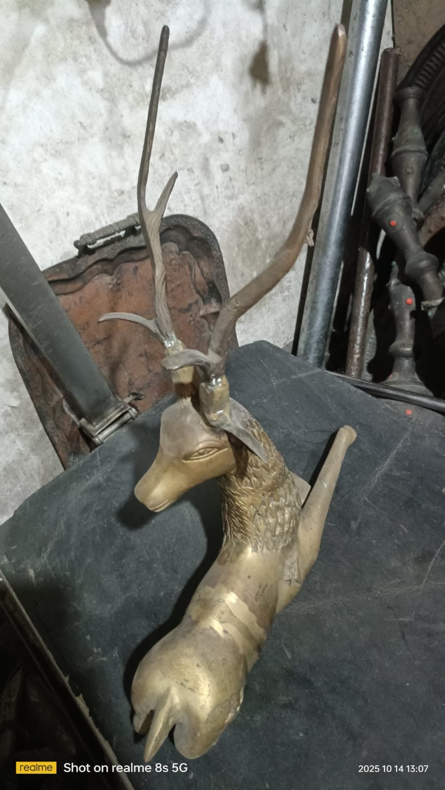 একটি প্রাচীন পিতলের হরিণের ভাস্কর্য