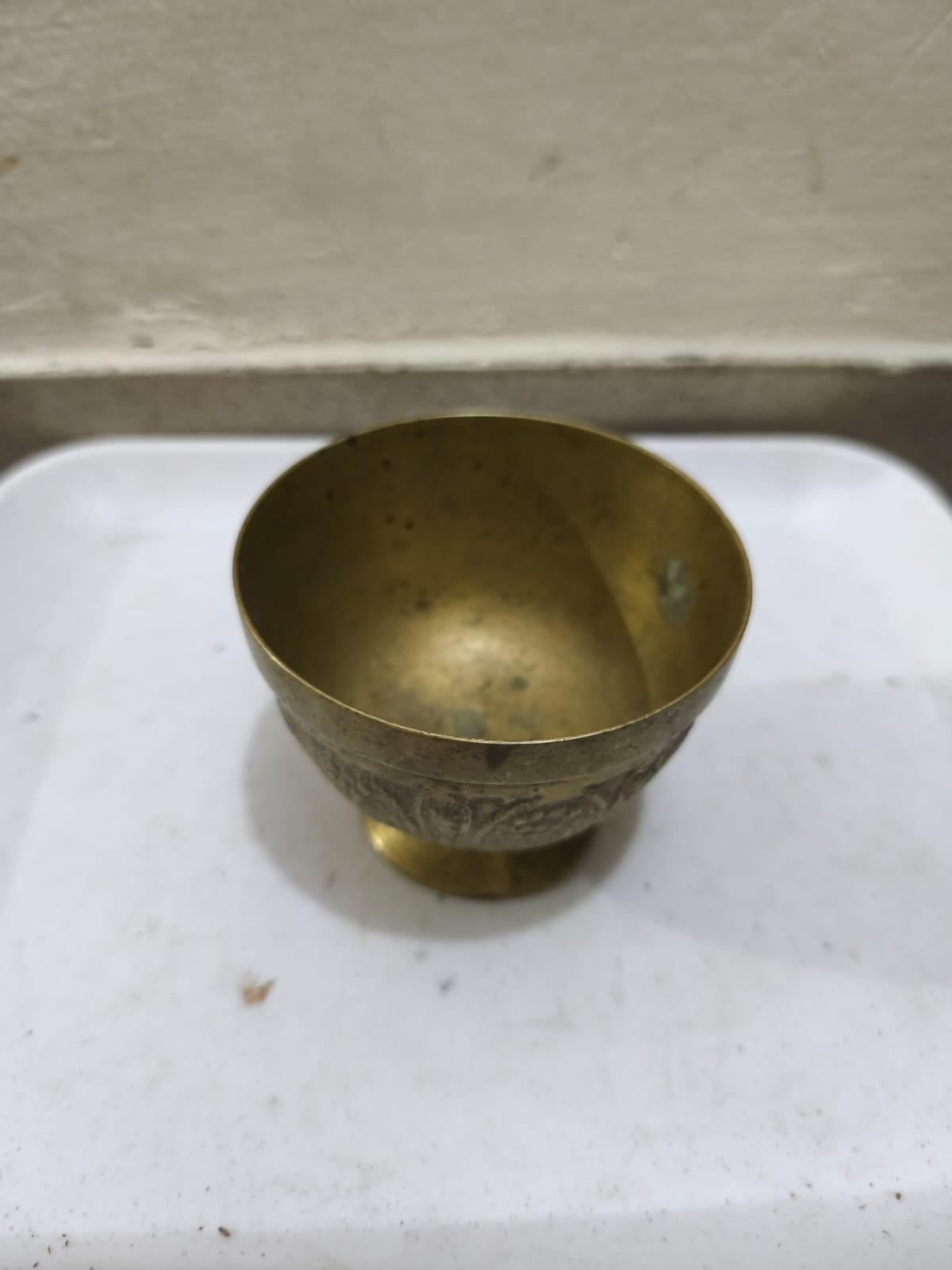 একটি ভিনটেজ বা অ্যান্টিক পিতলের তৈরি পেডেস্টাল বাটি