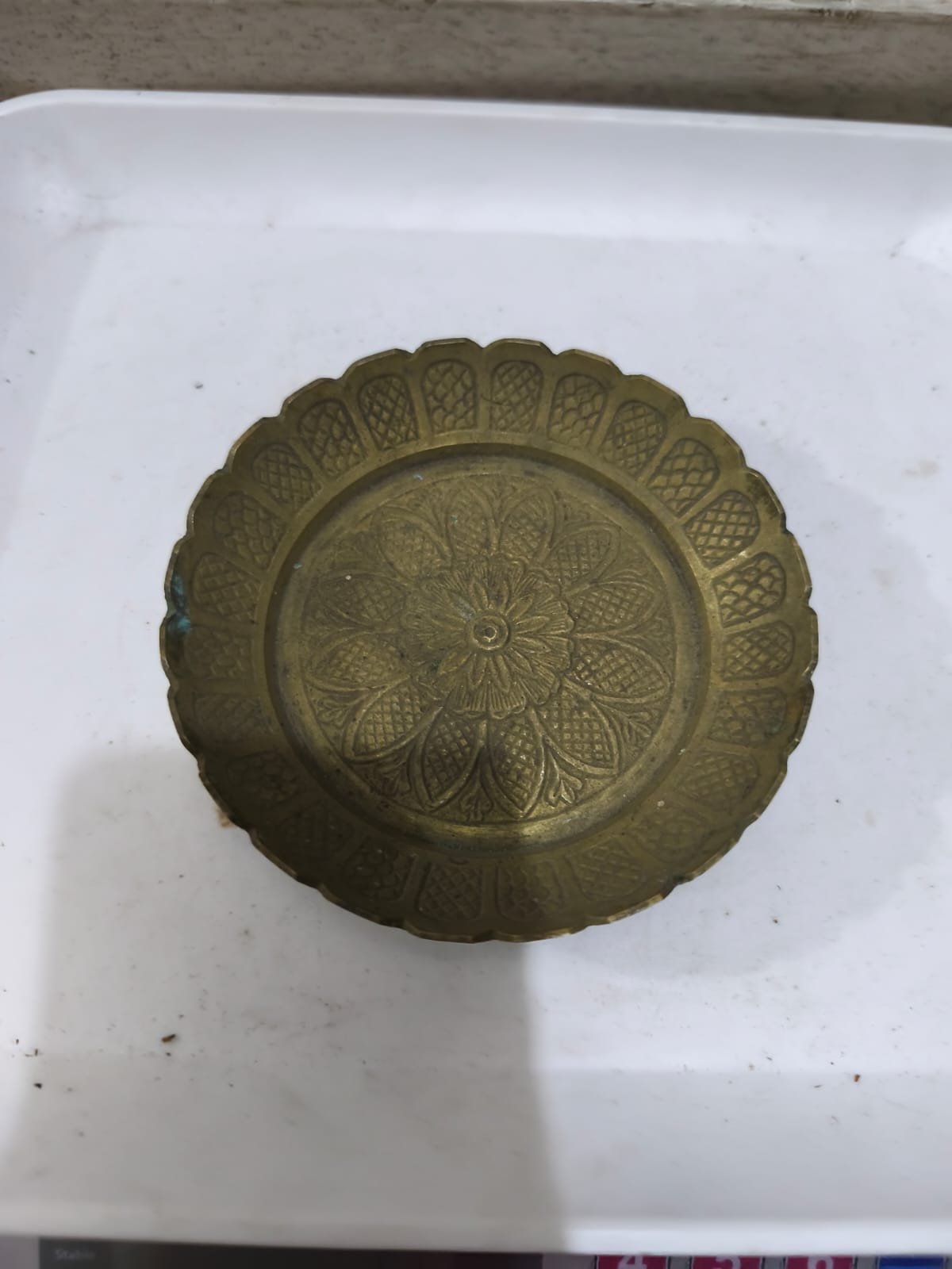 একটি আলংকারিক পিতলের প্লেট