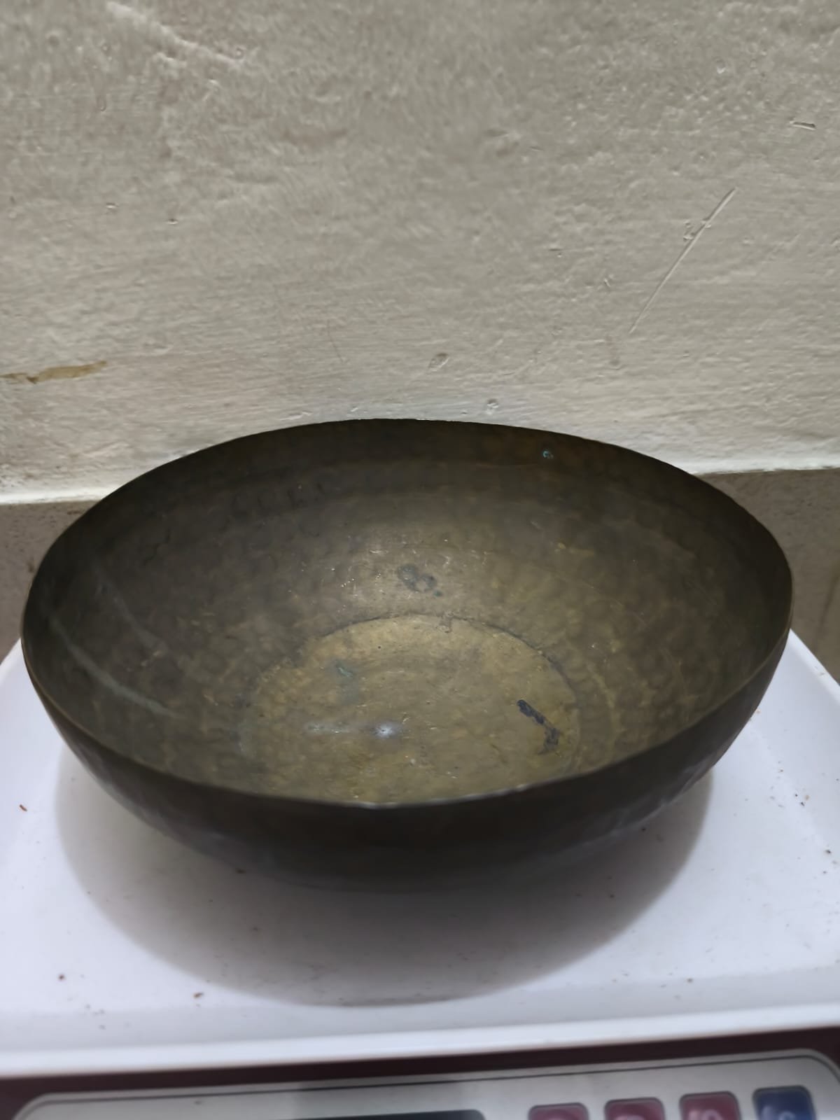 হাতুড়ি দিয়ে পিটিয়ে তৈরি করা ধাতব বাটি