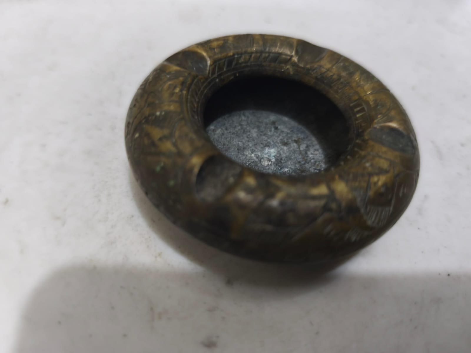 একটি পিতলের অ্যাশট্রে