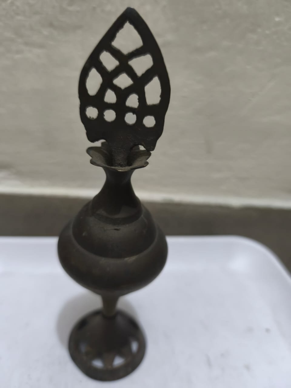 একটি পিতলের কাজলধারী বা সুরমা দানি