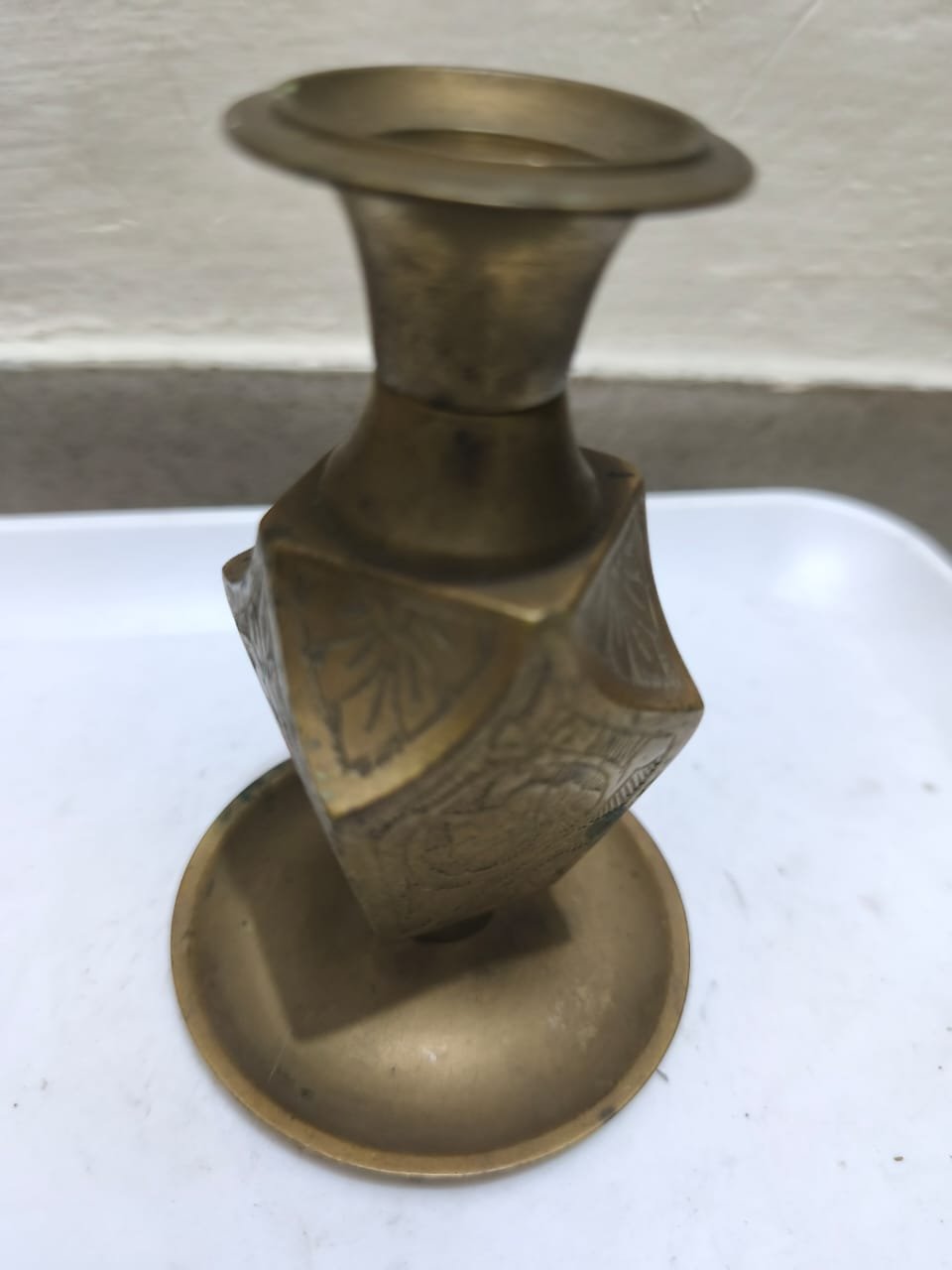 একটি ভিনটেজ পিতলের মোমবাতি ধারক