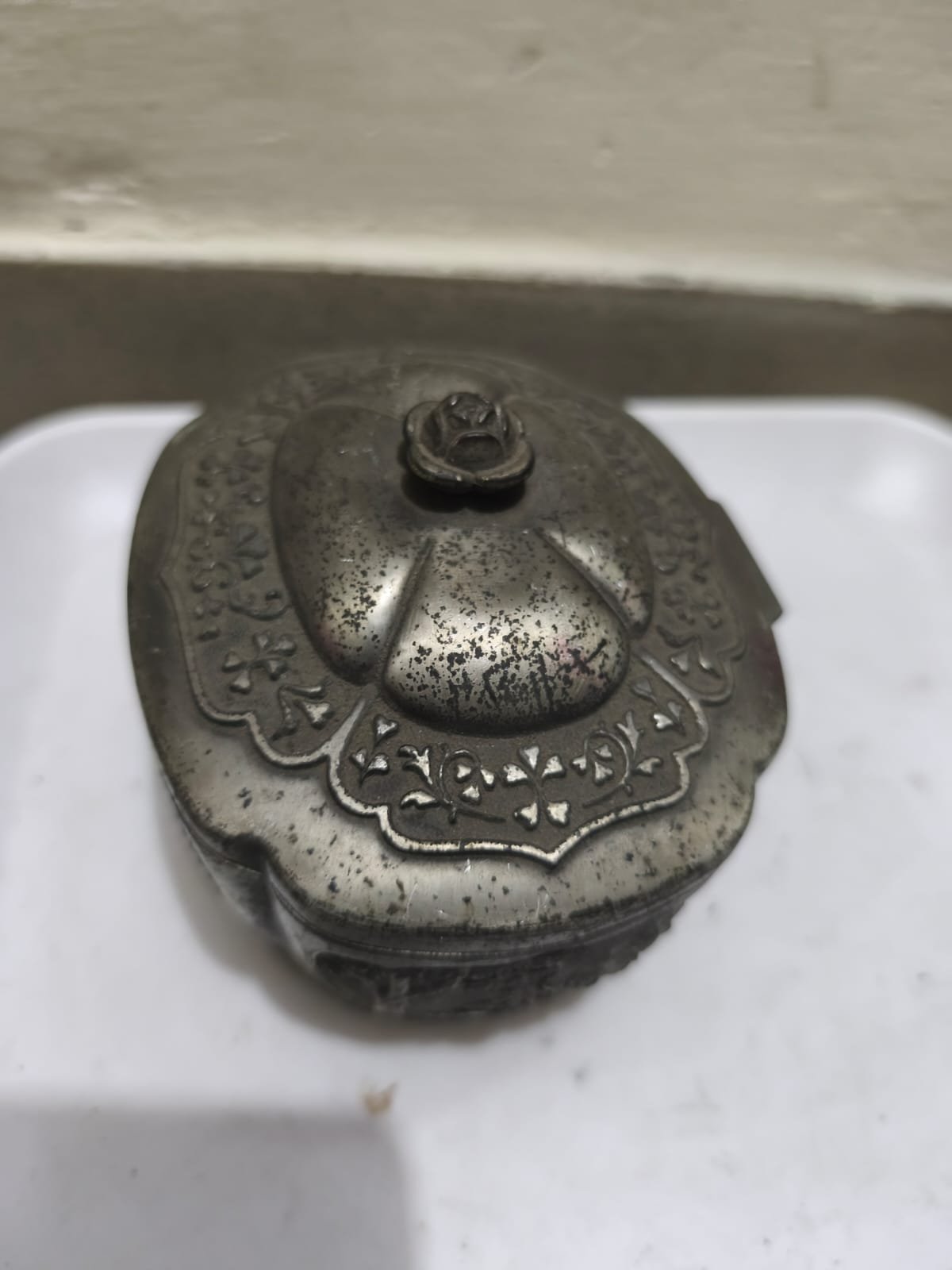 একটি পুরোনো এবং অলংকৃত ধাতব বাক্স