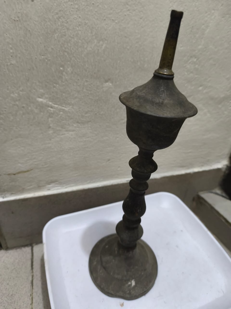 একটি ঐতিহ্যবাহী পিতলের তেলের বাতি