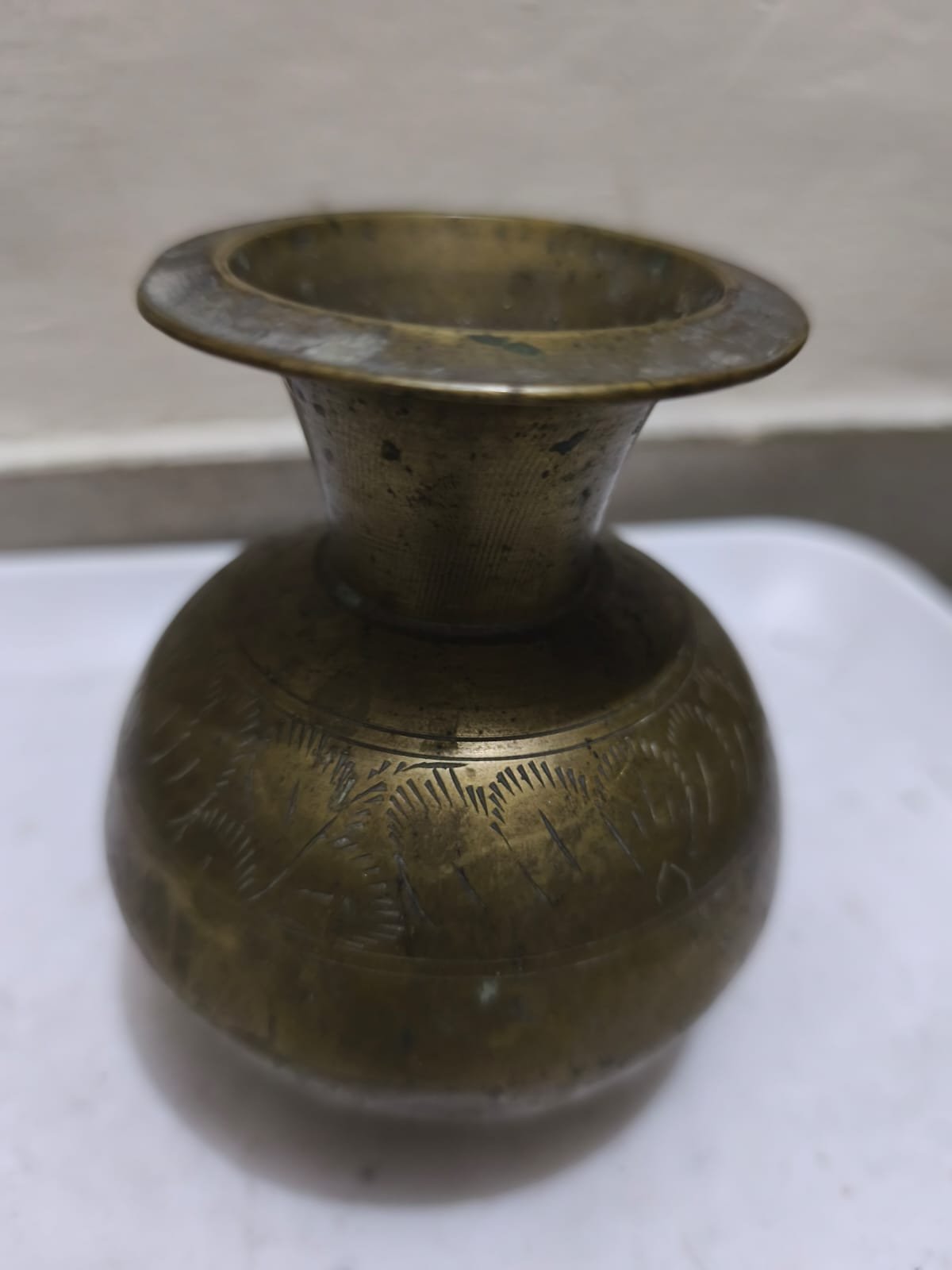 পুরনো পিতলের জলের পাত্র বা কলস