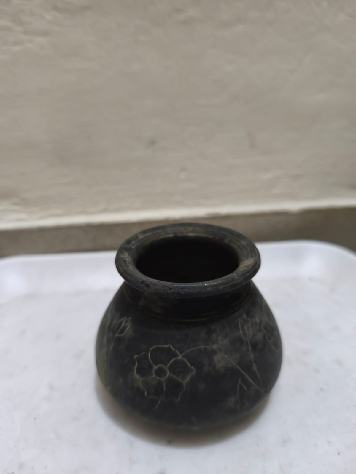 প্রাচীন অলংকারধর্মী কলসী বা পাত্র