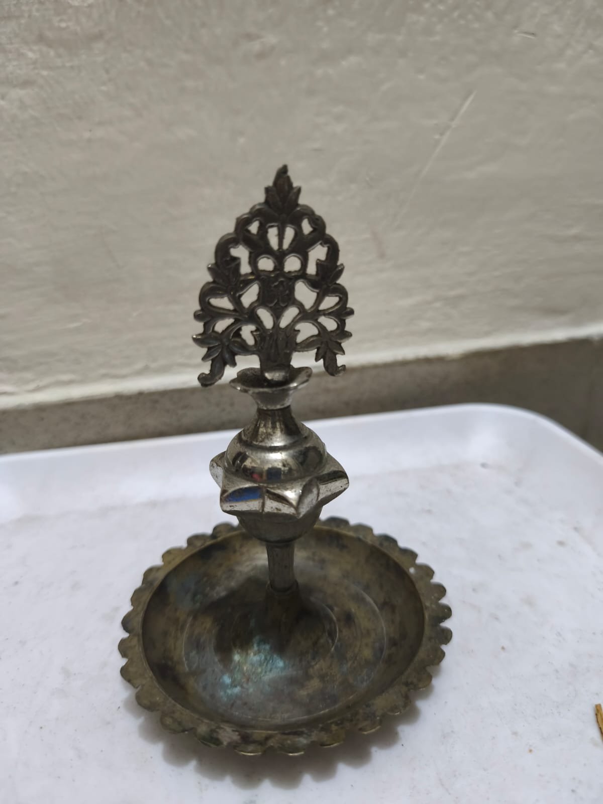 একটি পিতলের কাজলধারী বা সুরমা দানি