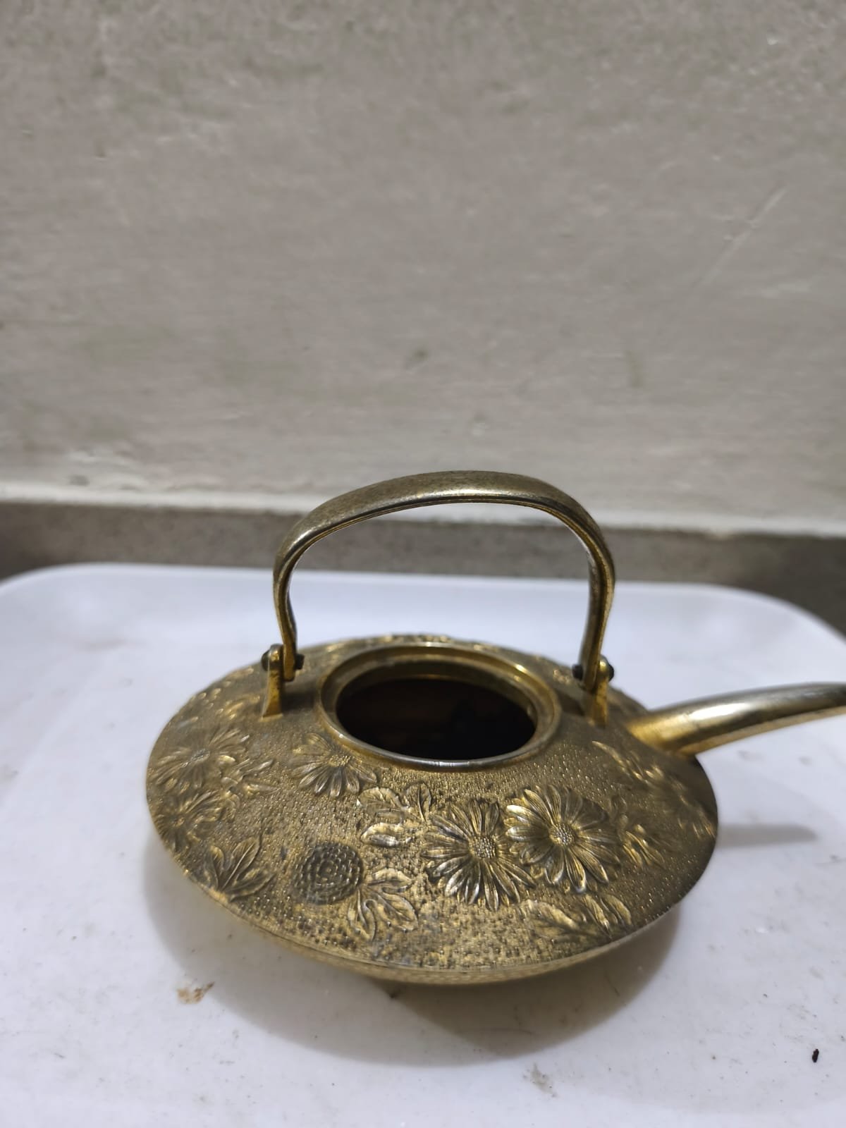 একটি প্রাচীন  পিতলের  ধরণের চায়ের কেটলি