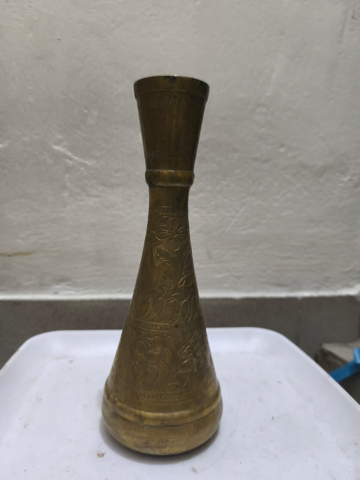 একটি পুরনো, খোদাই করা পিতলের ফুলদানি