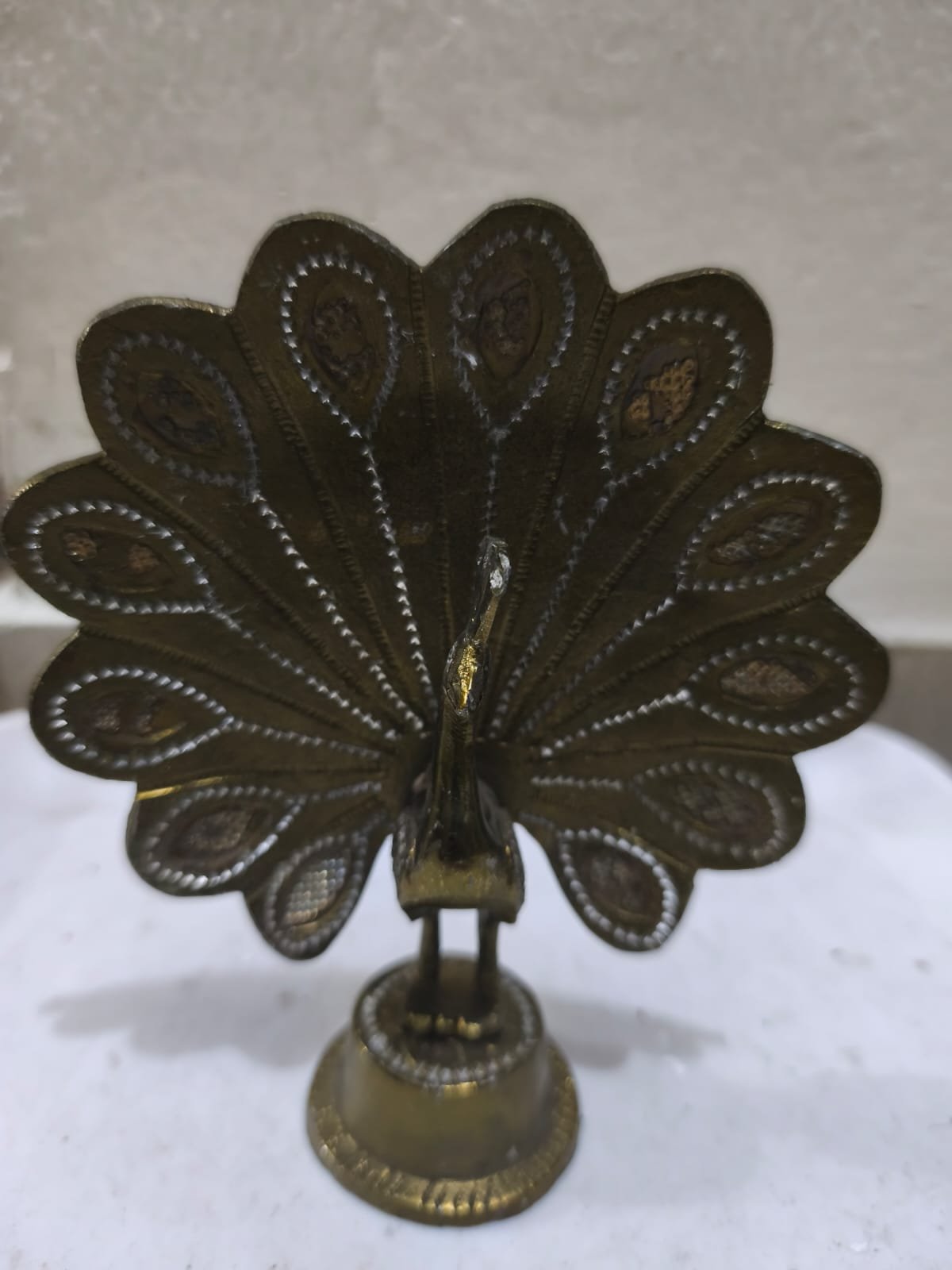 একটি পিতলের ময়ূরের মূর্তি