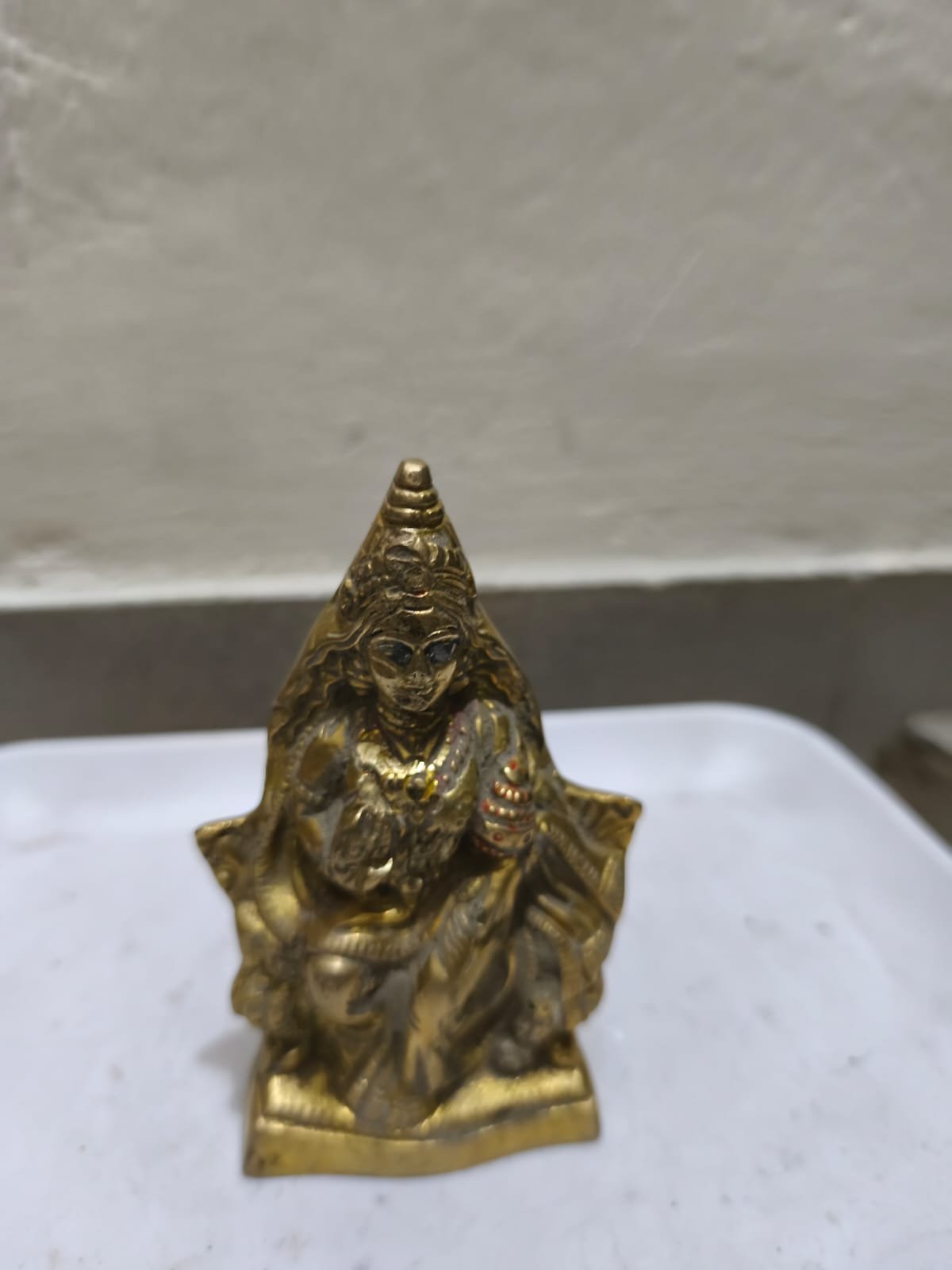 একটি পিতলের দেবীমূর্তি, যা সাধারণত লক্ষ্মী