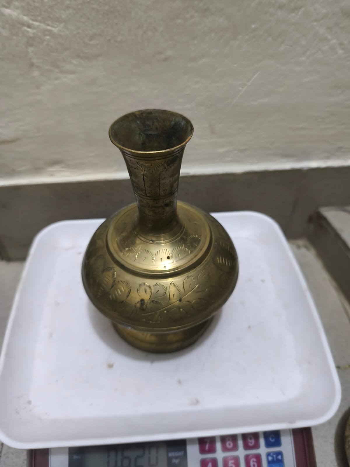 একটি প্রাচীন পিতলের ফুলদানি