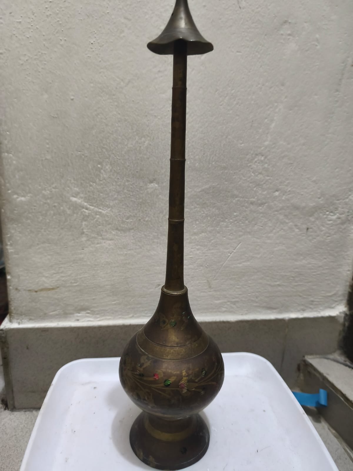 একটি ঐতিহ্যবাহী পিতলের গোলাপ জল ছিটানোর যন্ত্র, যা গুলাব পাশ বা মারাশ