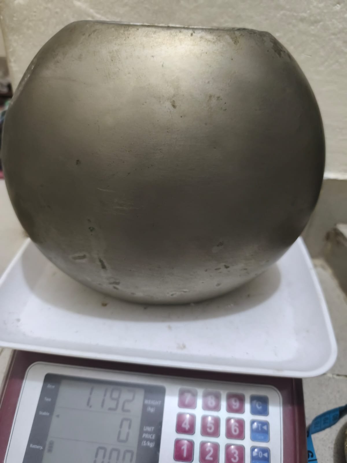 একটি প্রাচীন পিতলের ফুলদানি