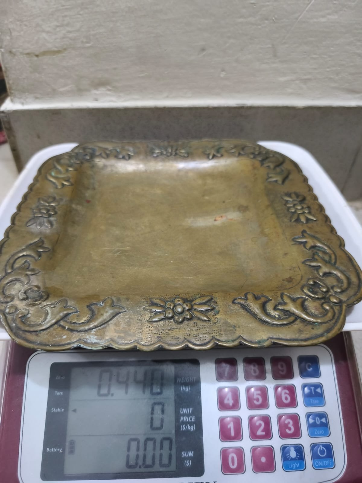 একটি প্রাচীন পিতলের ট্রে