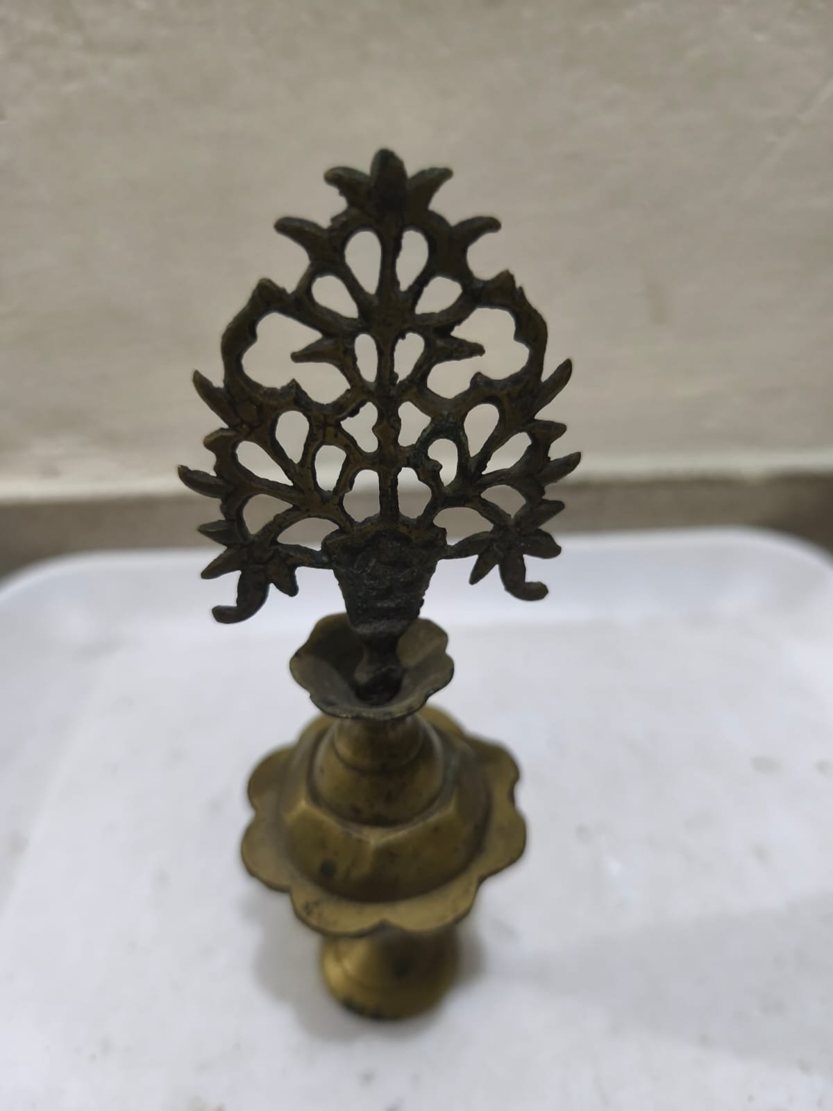 একটি পিতলের সুরমা দানি