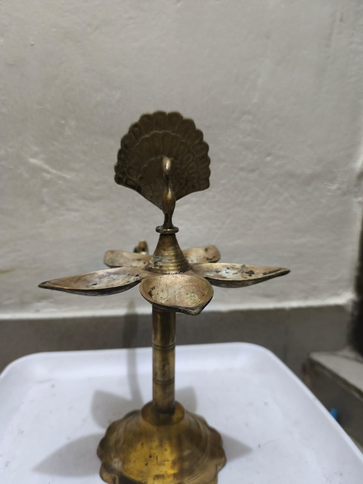 একটি পিতলের ময়ূরের প্রদীপ