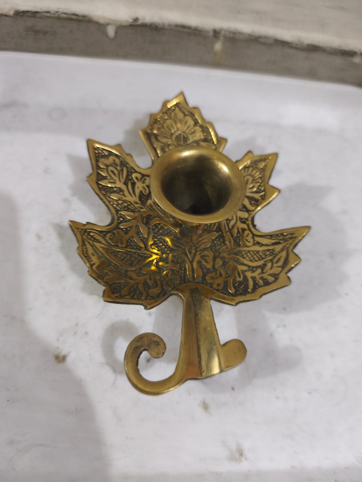 একটি ভিনটেজ পিতলের পাতার আকৃতির চেম্বার মোমবাতি ধারক