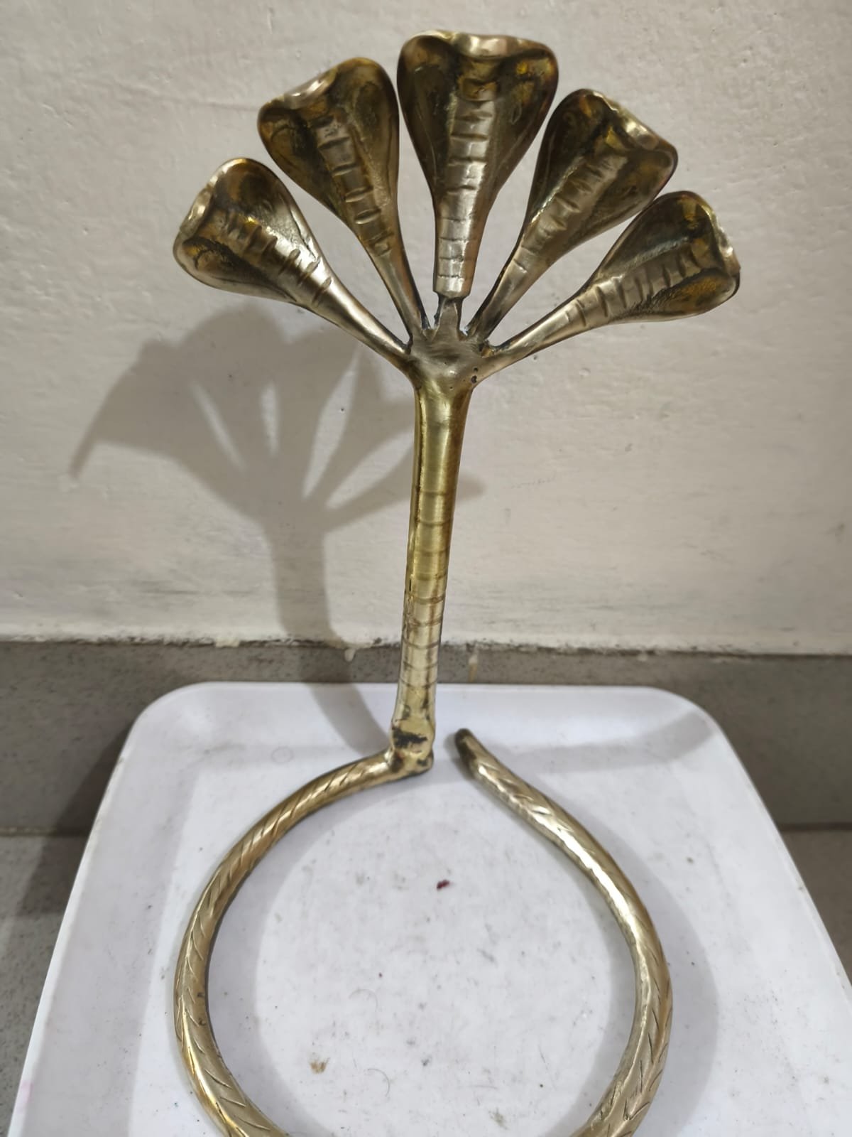 একটি বহুমুখী কোবরার পিতলের ভাস্কর্য,  "পিতলের নাগ" বা "নাগ দেবতা"