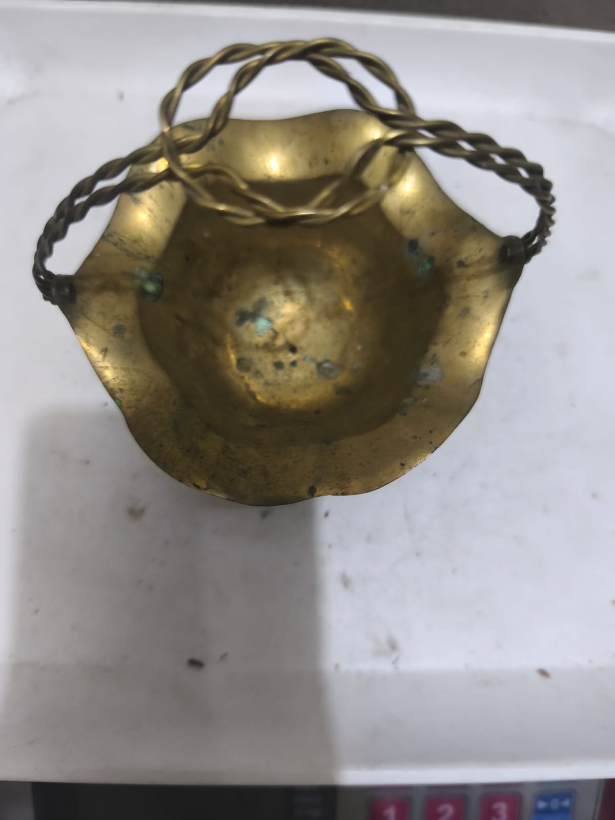 একটি ভিনটেজ বা অ্যান্টিক পিতলের ঝুড়ি