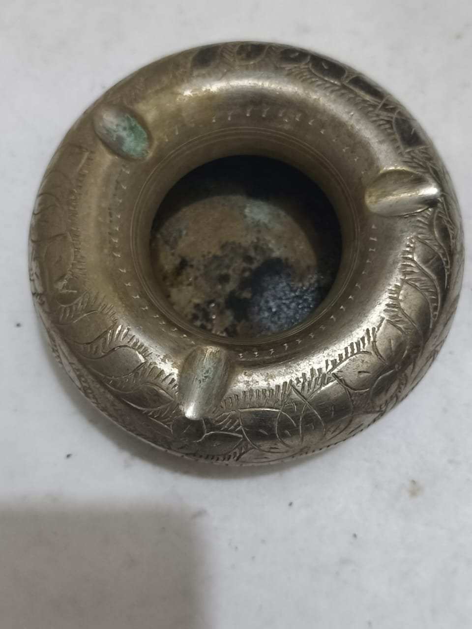 একটি ভিনটেজ বা অ্যান্টিক পিতলের অ্যাশট্রে